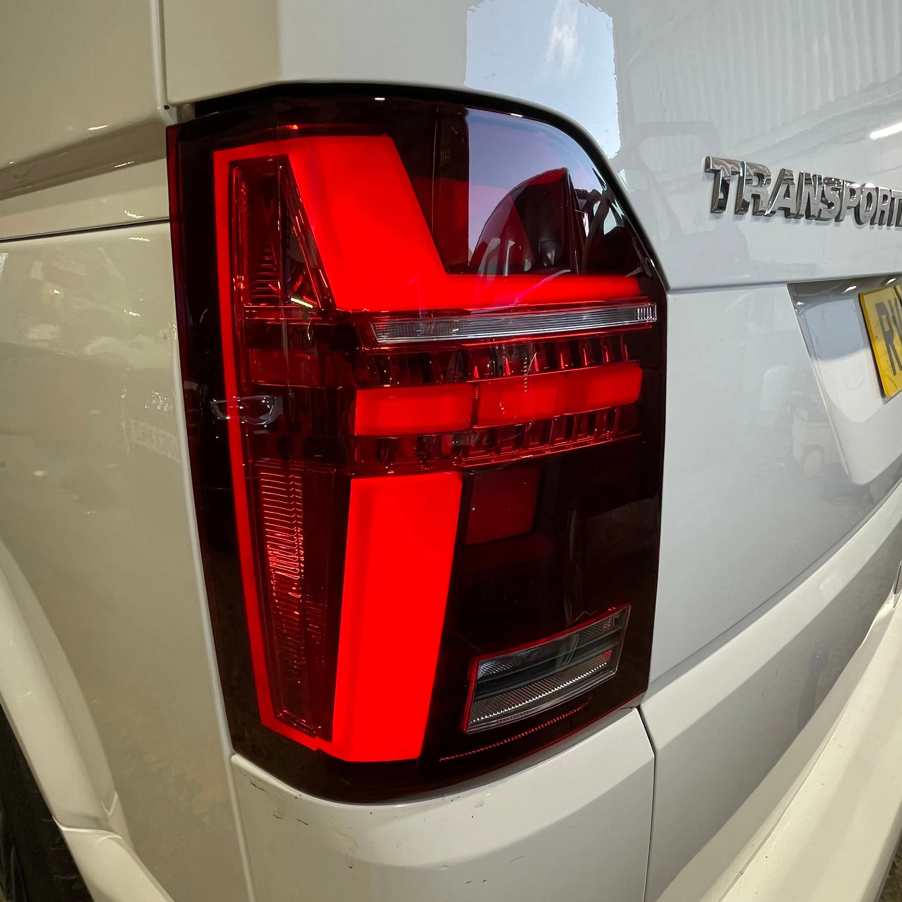 T6 Tailgate LED rear lights with dynamic indicator (ONLY for vehicles with factory fitted led rear lights) 15-19